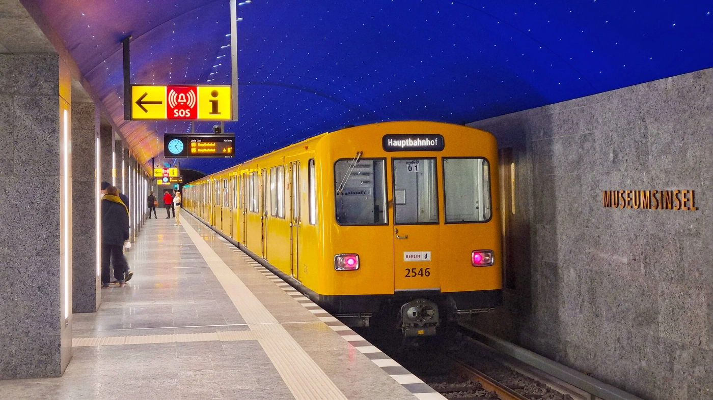 Zu sehen ist die U-Bahn U5 in der Station Museumsinsel.