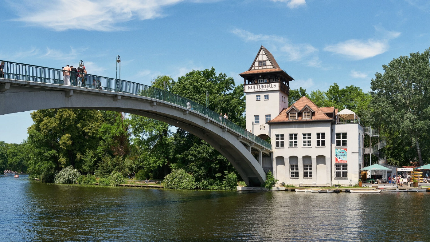 Zu sehen ist der Blick auf die Abteibrücke und die Insel der Jugend.