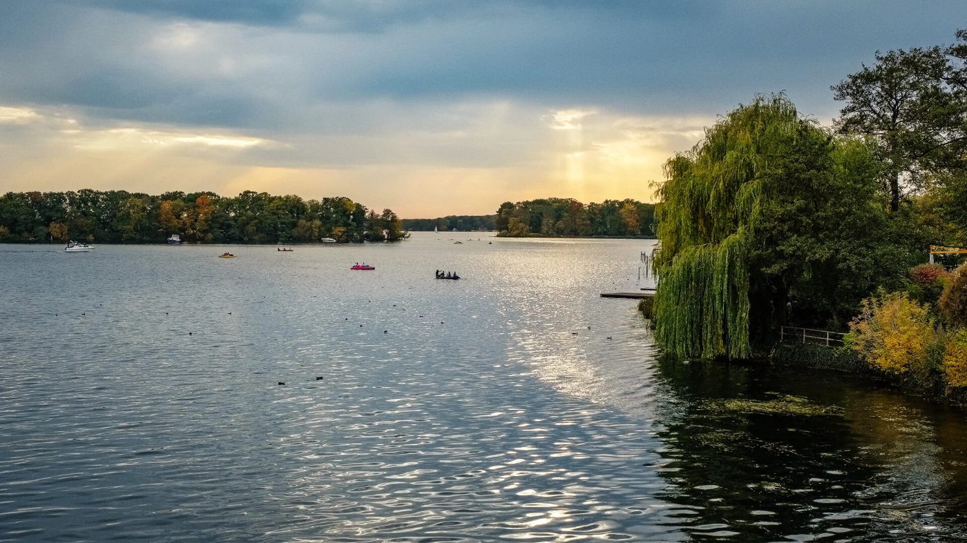 Zu sehen ist der Blick auf den Tegeler See. Auf dem Wasser sind viele kleine Ruderboote.