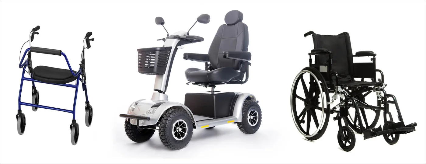 Ein Rollator, ein Senior*innenmobil und ein Rollstuhl auf weißem Grund. 