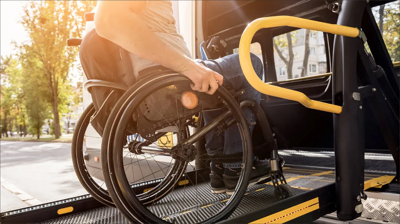 Eine Person im Rollstuhl fährt über eine ausgeklappte Rampe in ein Fahrzeug der BVG. 