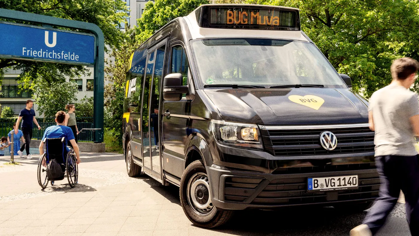 Ein BVG Muva parkt vor dem U-Bahnhof Friedrichsfelde.