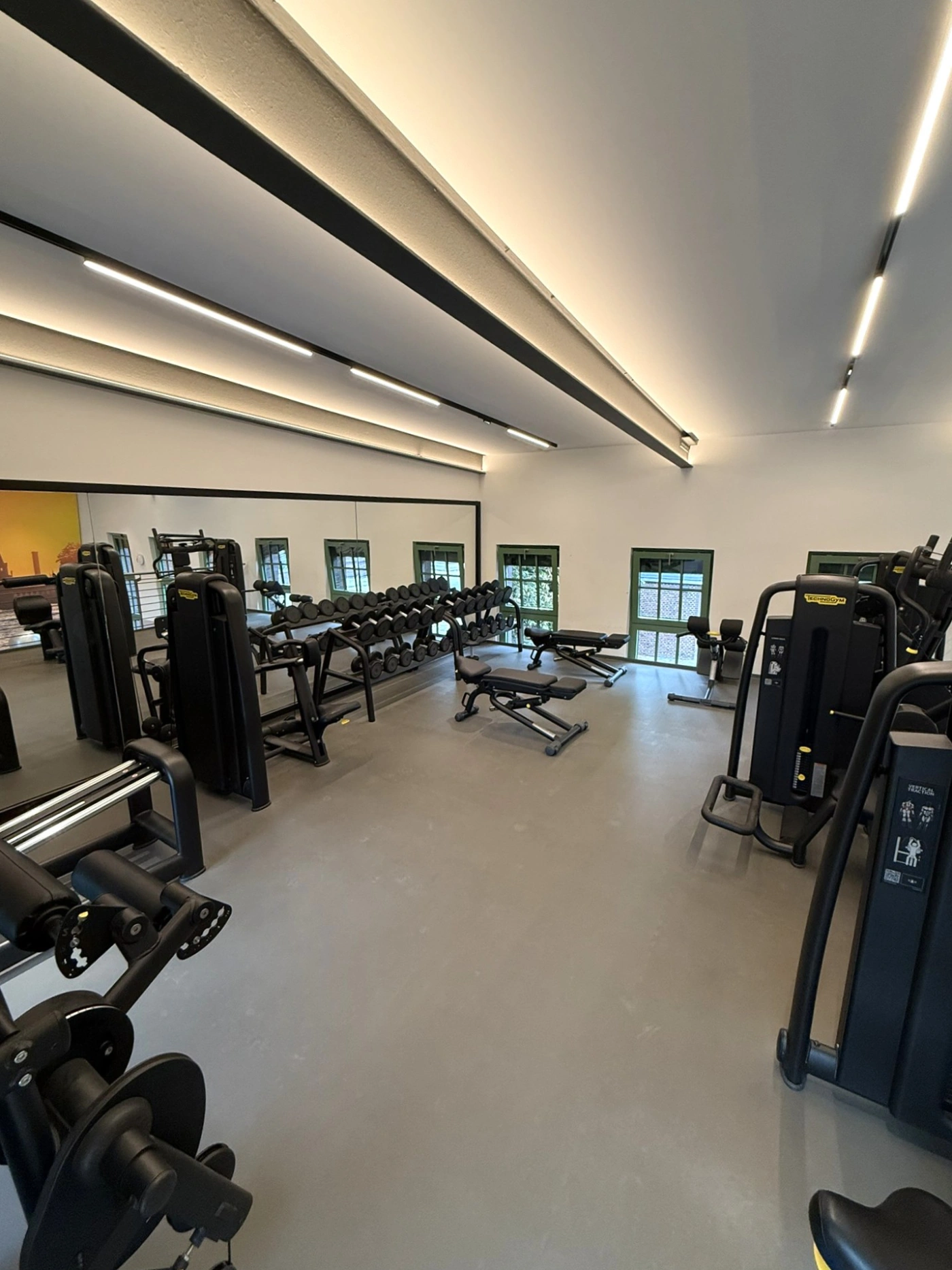 Eine weitwinkelaufnahme des BVG-Fitnesstudios am Betriebshof, eingerichtet mit verschiedensten Fitness- und Sportgeräten.