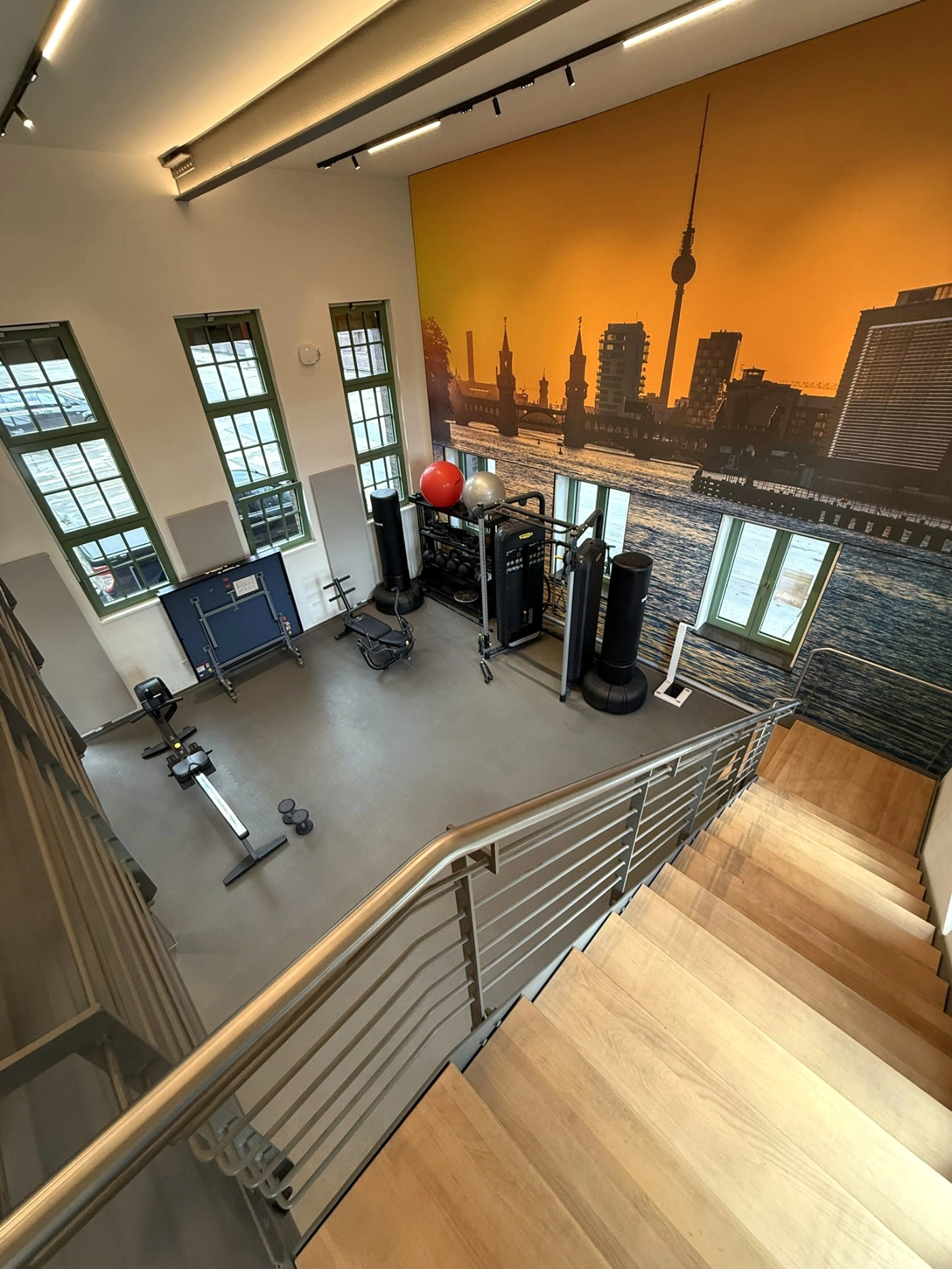 Überblick über das BVG-Fitnessstudio von oben.