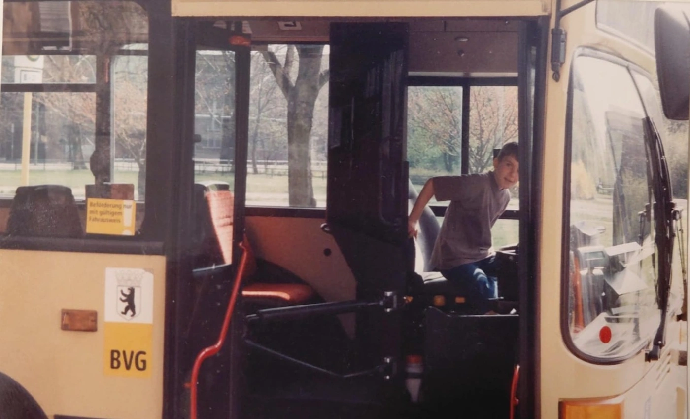 Ein altes, privates Foto eines BVG-Mitarbeiters als Kind in einem ehemaligen BVG-Bus.