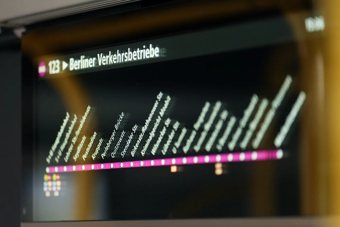 Eine digitale Fahrtanzeige in einem Bus. 