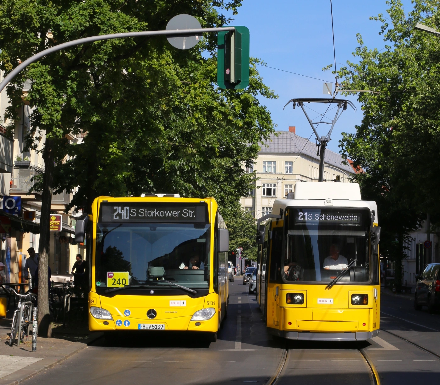 Bus 240 neben der Straßenbahnlinie 21