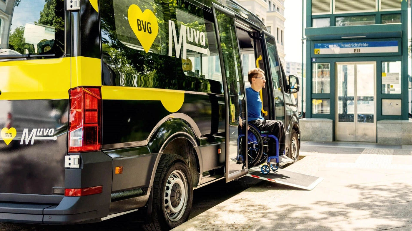 Ein Transporter des BVG Muva wird von einem Rollstuhlfahrer genutzt