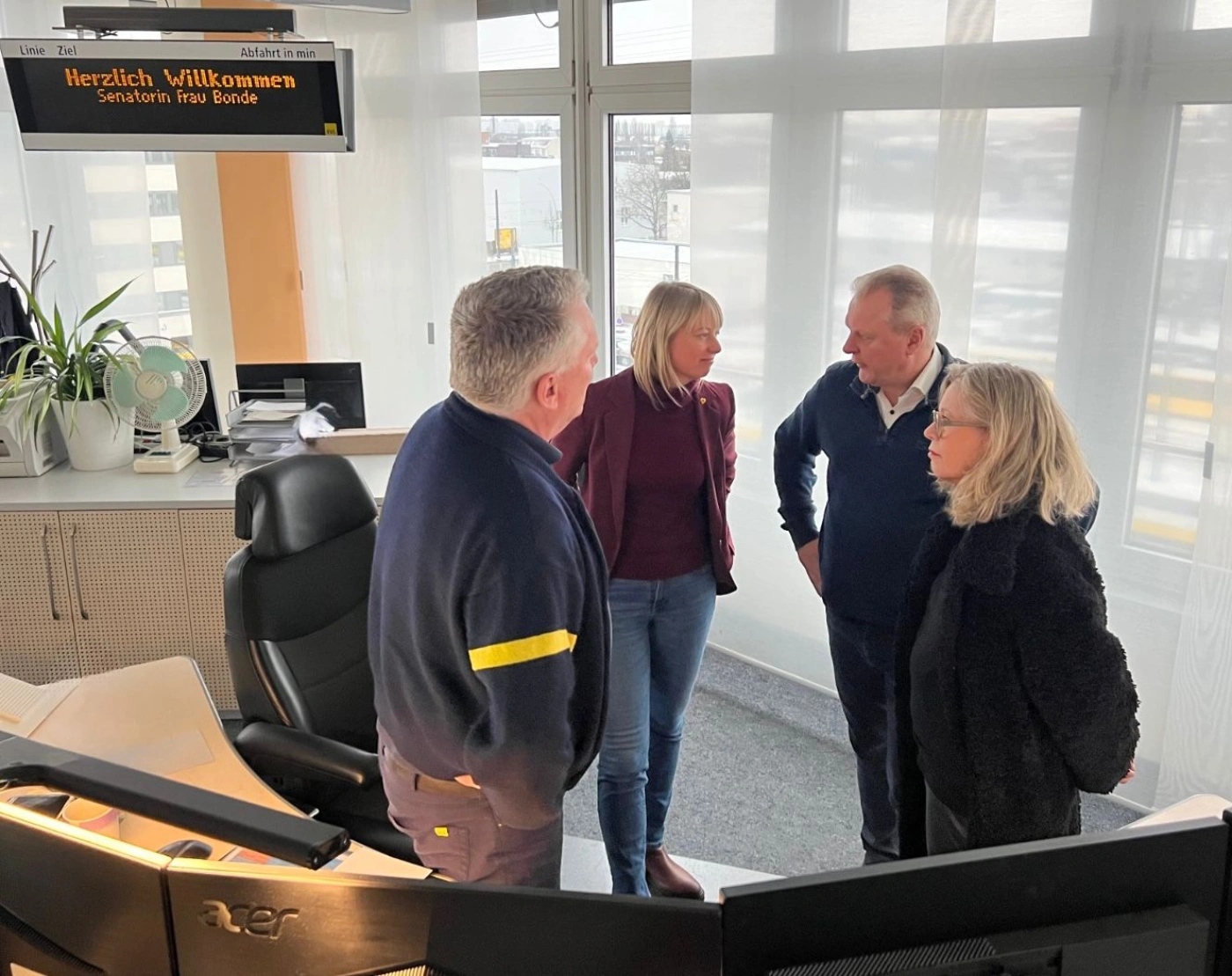 Ute Bonde und Jenny Zeller-Grothe in der Leitstelle der BVG