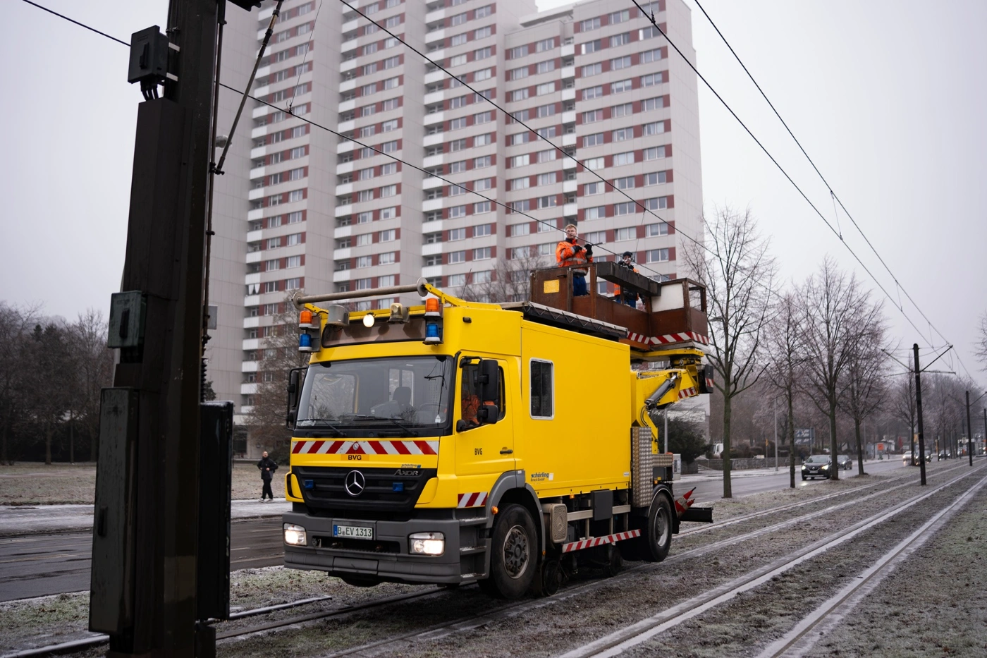 Drei Turmwagen sind zur Enteisung der Oberleitungen rund um die Uhr im Einsatz. 