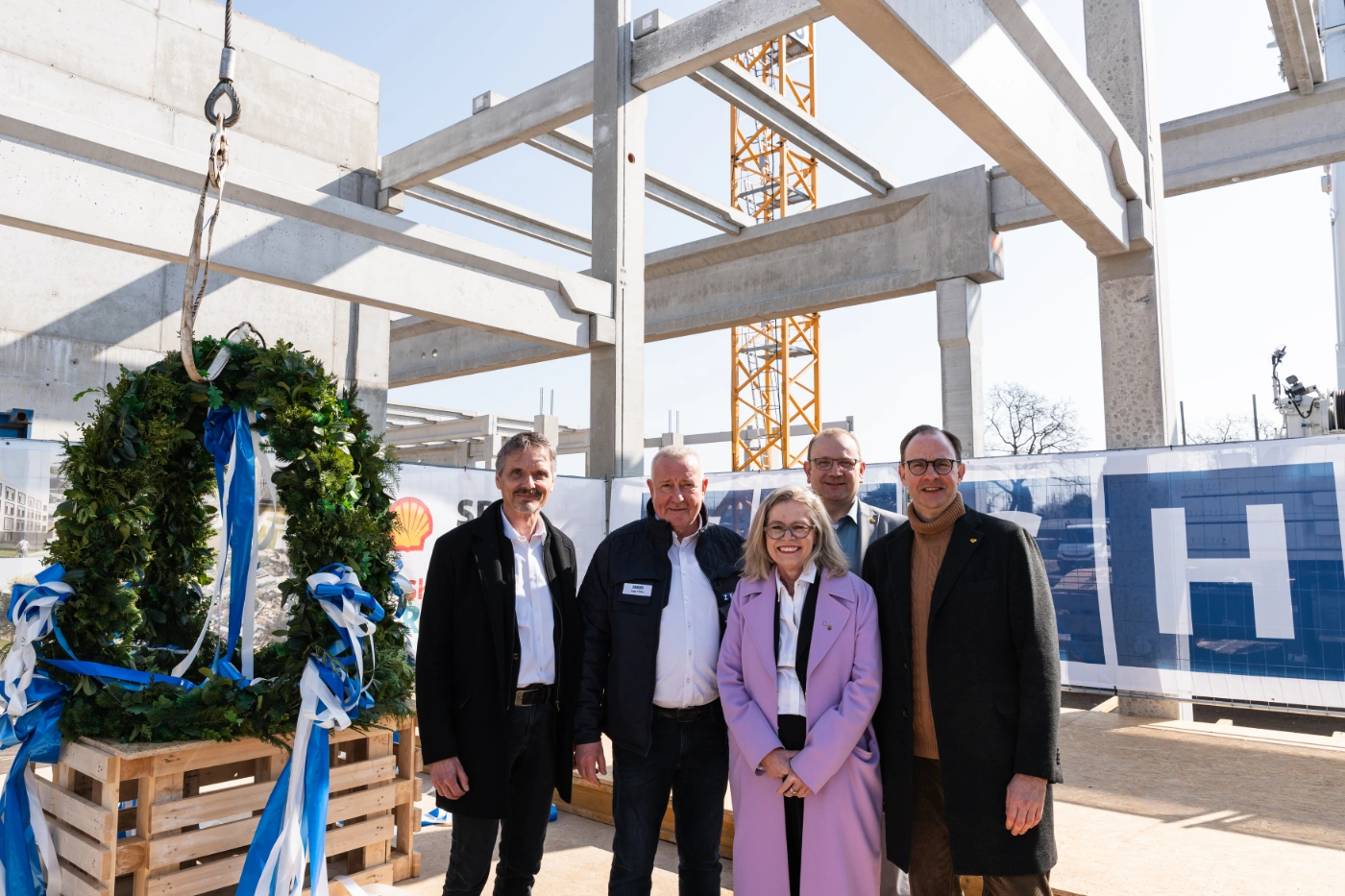 von links: Dr. Stephan Nahmer (Geschäftsführer SBRS), Ingo Hiller (ZECH Bau, Projektleiter ARGE BVG Säntis), Alexander Bonk (BVG-Projektleiter), Ute Bonde (Senatorin für Mobilität, Verkehr, Klimaschutz und Umwelt), Henrik Falk (BVG-Vorstandsvorsitzender) © BVG, Florian Bündig