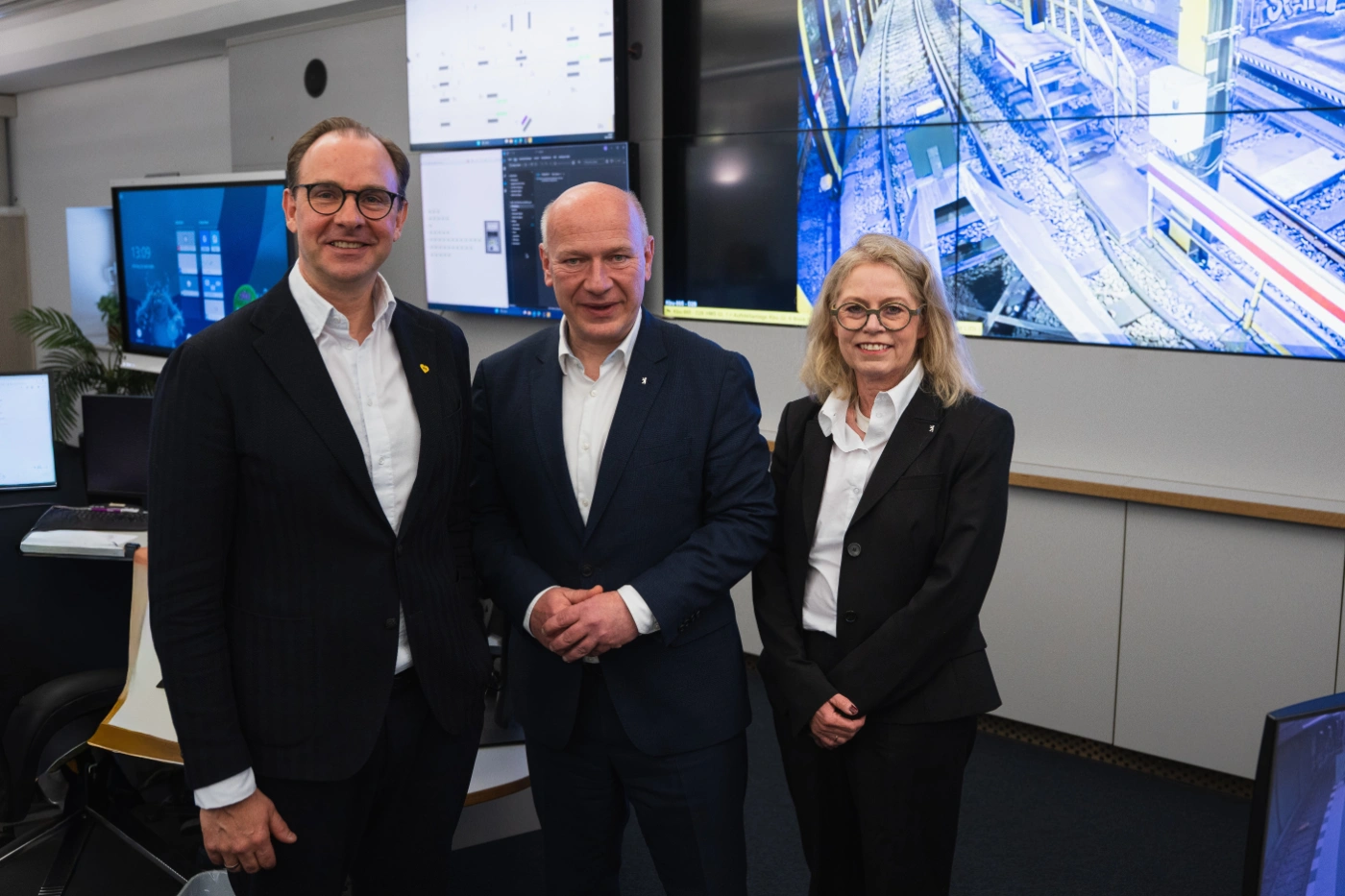 Henrik Falk (links), Ute Bonde und Kai Wegner in der BVG-Sicherheitsleitstelle. Foto: BVG, Florian Bündig.jpg