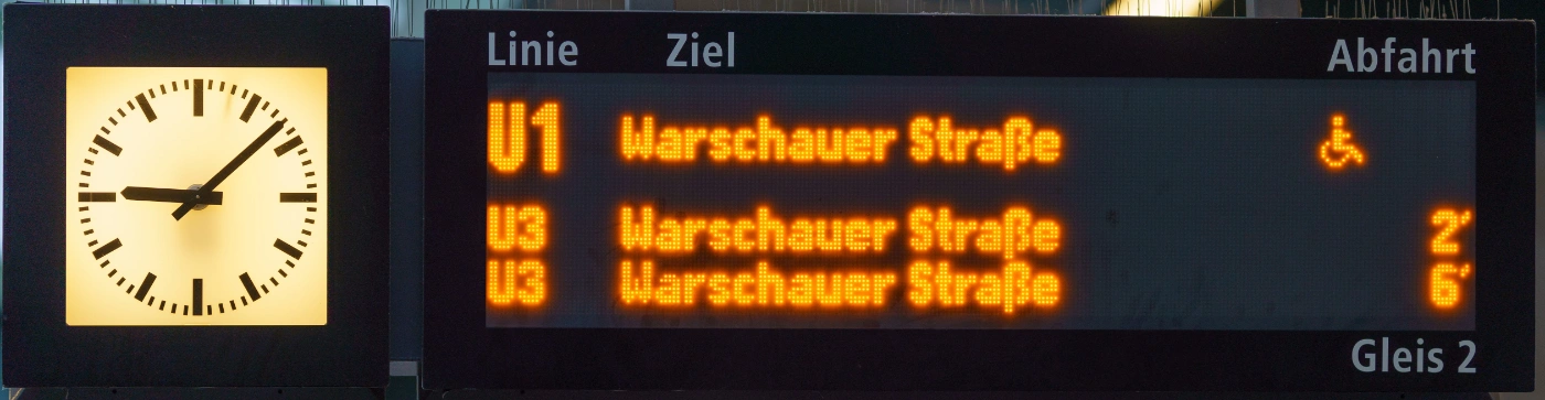 Eine digitale Abfahrtsanzeige mit einem Rollstuhl-Symbol bei der nächsten Abfahrt