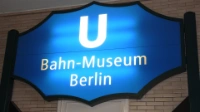 Das blaue Eingangsschild des U-Bahn Museums.