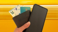 Verschiedene Kreditkarten und Bargeld als Zahlungsmittel für BVG Tickets
