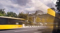 Im Vordergrund sind verschwommen Busse de r BVG zu sehen, im Hintergrund der Berliner Dom. 