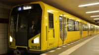 Die U7 nach Rudow in einem U-Bahnhof