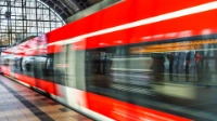 Eine Regional-Bahn verlässt den Hauptbahnhof Berlin. Das Bild ist geprägt von der Bewegungsunschärfe der S-Bahn.