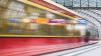 Eine S-Bahn verlässt den S-Bahnhof. Das Bild ist geprägt von der Bewegungsunschärfe der S-Bahn.