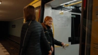 BVG-Auszubildene sitzt im U-Bahnsimulator.