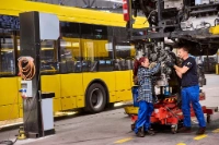 Zwei Mitarbeitende Technik & Handwerk arbeiten an einem Motor