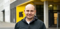 Marko, Gruppenleiter in der IT steht vor dem IT-Gebäude der BVG in der Usedomer-Straße