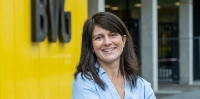 Debora, Fachkraft im Ingenieurwesen steht vor einem BVG-Gebäude in der Usedomer-Straße