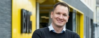 Ramon, Sachgebietsleiter Ingenieurwesen steht vor einem BVG-Gebäude in der Usedomer-Straße
