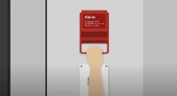 In einer U-Bahn zieht eine Person mit der Hand am Alarmgriff