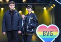 Zwei Personen in BVG-Dienstkleidung auf einer Bühne.