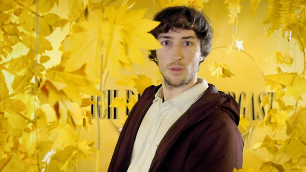 Sam, Kandidat bei IBEF schaut etwas erschrocken in die Kamera: Er hat dunkle, verwuschelte Haare mit einem dunklen Hoodie.