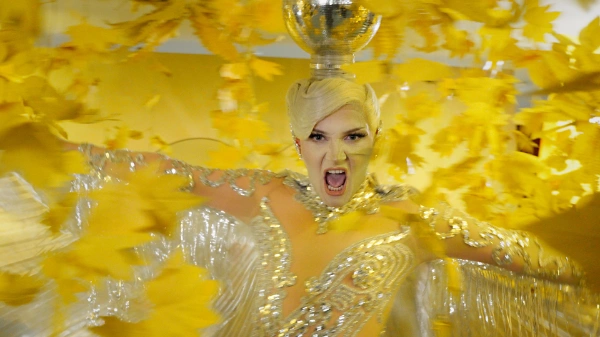 Uff ist Kandidatin bei IBEF: Sie macht eine Show-Pose, trägt platinblonde Haare und ein Kostüm mit Glitzersteinen und Fransen.