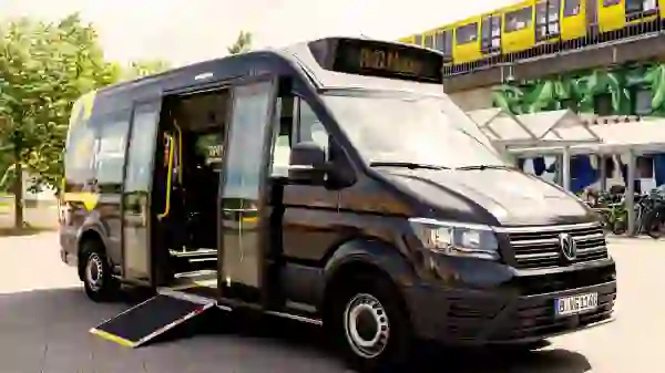 Ein parkendes BVG Muva Fahrzeug mit ausgefahrener Rampe.