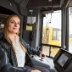 Tramfahrerin sitzt im Fahrerstand