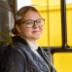 Frau sitzt am am Steuer beim Bus