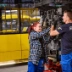 Zwei Mitarbeitende Technik & Handwerk arbeiten an einem Motor